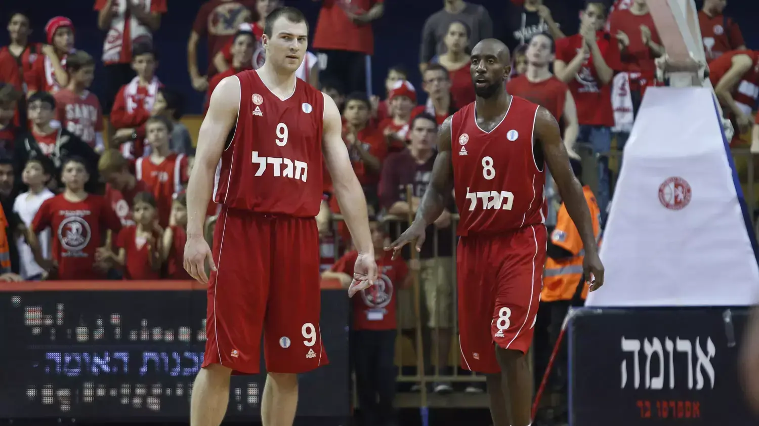 שחקני הפועל ירושלים רונאלד דופרי (ימין) ארטיוס פרחובסקי (שמאל)