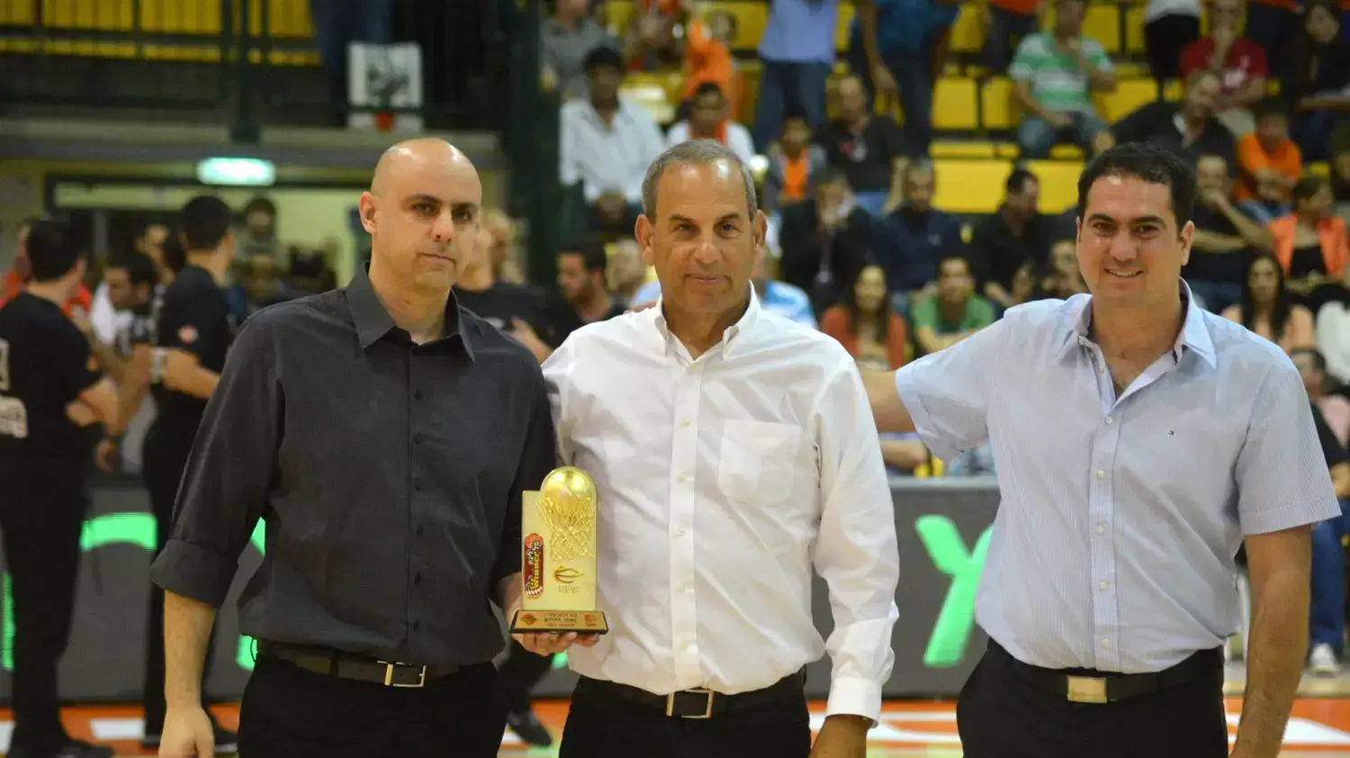 יו"ר מנהלת הליגה שמואל פרנקל (מרכז) מאמן עירוני נס ציונה נדב זילברשטיין (שמאל)