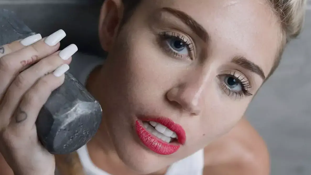 מיילי סיירוס בקליפ "wrecking ball"