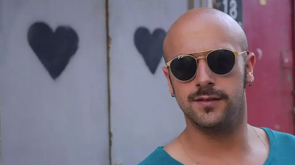 מולי אלון - בית