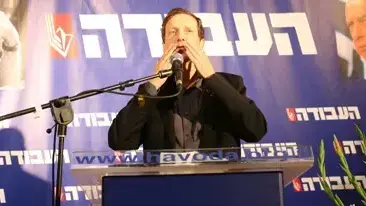 יו"ר מפלגת העבודה הנבחר יצחק (בוז'י) הרצוג במטה מפלגת העבודה בבית סוקולוב בתל אביב, 22 בנובמבר 2013