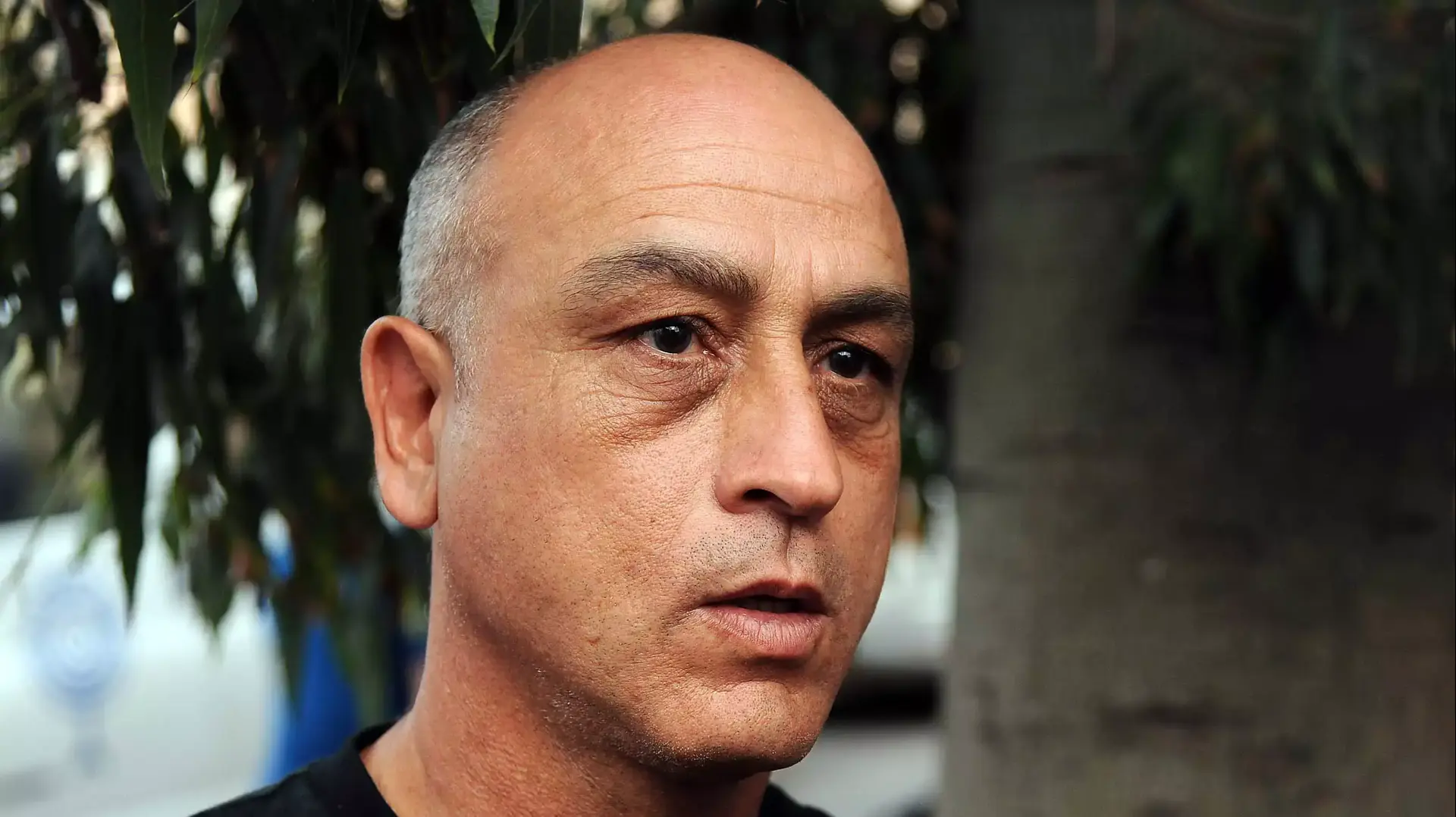 המאמן משה סיני בהלוויה של אריק איינשטיין המאמן משה סיני בהלוויה של אריק איינשטיין
