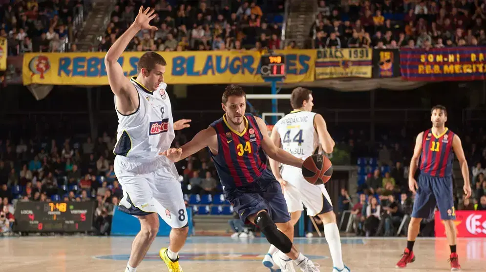 שחקן ברצלונה בוסטיאן נכבאר מול שחקן פנרבחצ'ה/אולקר נמניה בייליצה שחקן ברצלונה בוסטיאן נכבאר מול שחקן פנרבחצ'ה/אולקר נמניה בייליצה