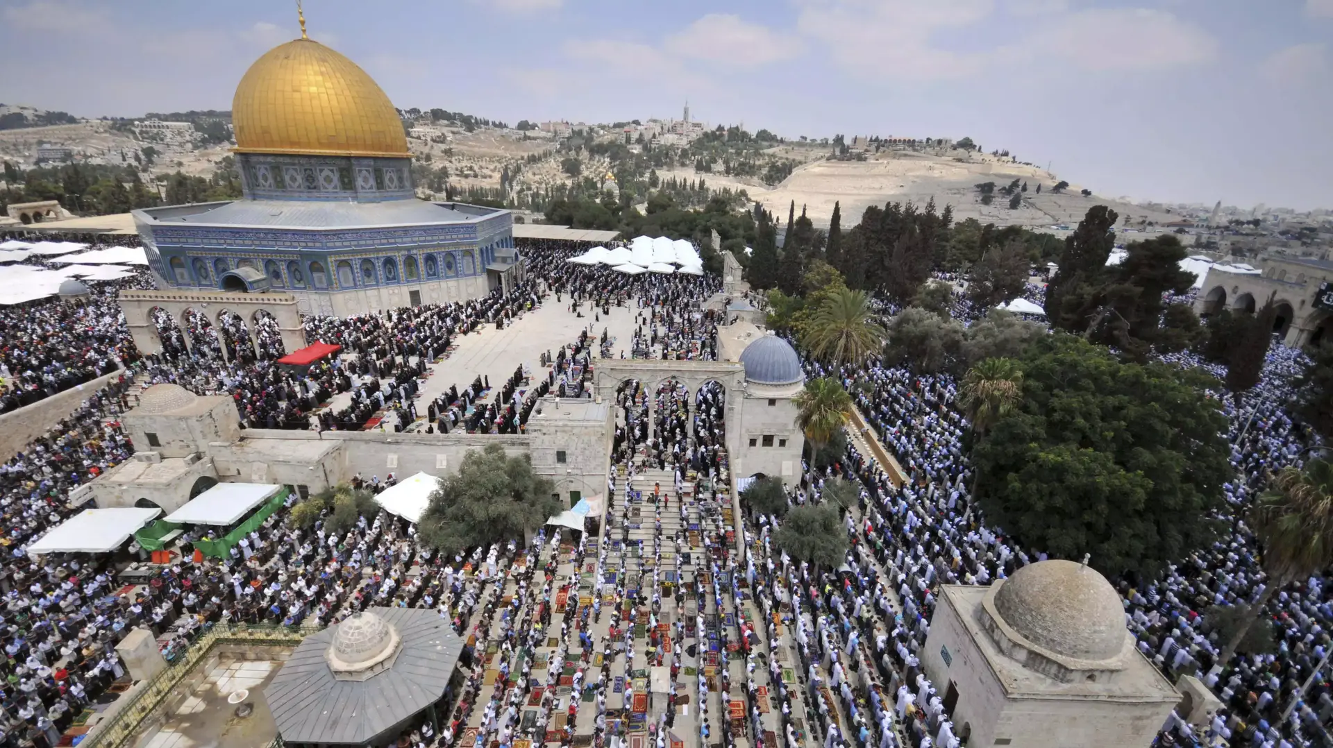 מתפללים ברחבת מסגד כיפת הסלע, הר הבית, יולי 2013