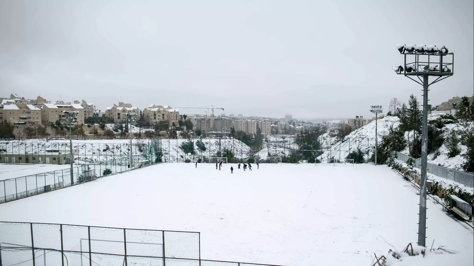 שלג במתחם האימונים של בית"ר ירושלים בית וגן שלג במתחם האימונים של בית"ר ירושלים בית וגן