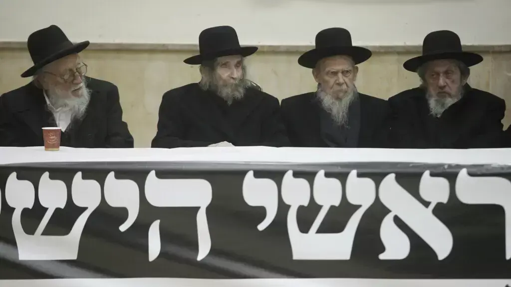 חברי מועצת גדולי התורה של דגל התורה הליטאית יתכנסו היום  בבני ברק ודנו בדרכי הפעולה מול הממשלה בנוגע לסוגיית הגיוס, דצמבר 2013
