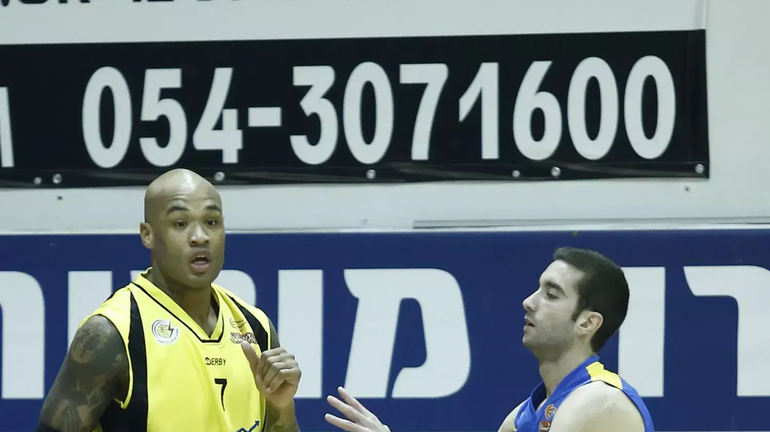 שחקן מכבי תל אביב יוגב אוחיון מול שחקן ברק נתניה ראשון פרימן