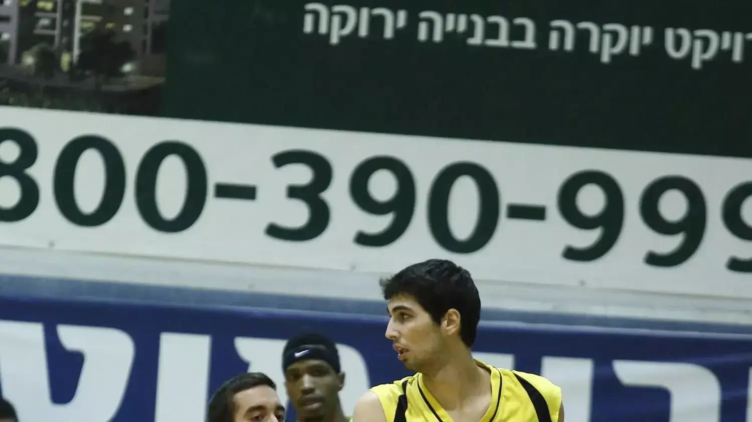 שחקן ברק נתניה אייל שולמן מול שחקן מכבי תל אביב יוגב אוחיון