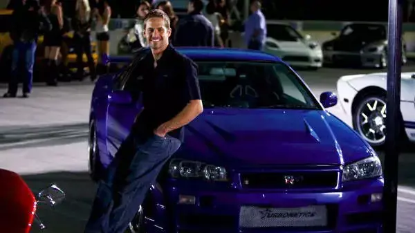 פול ווקר ומכונית הניסאן סקיילין Gt-R