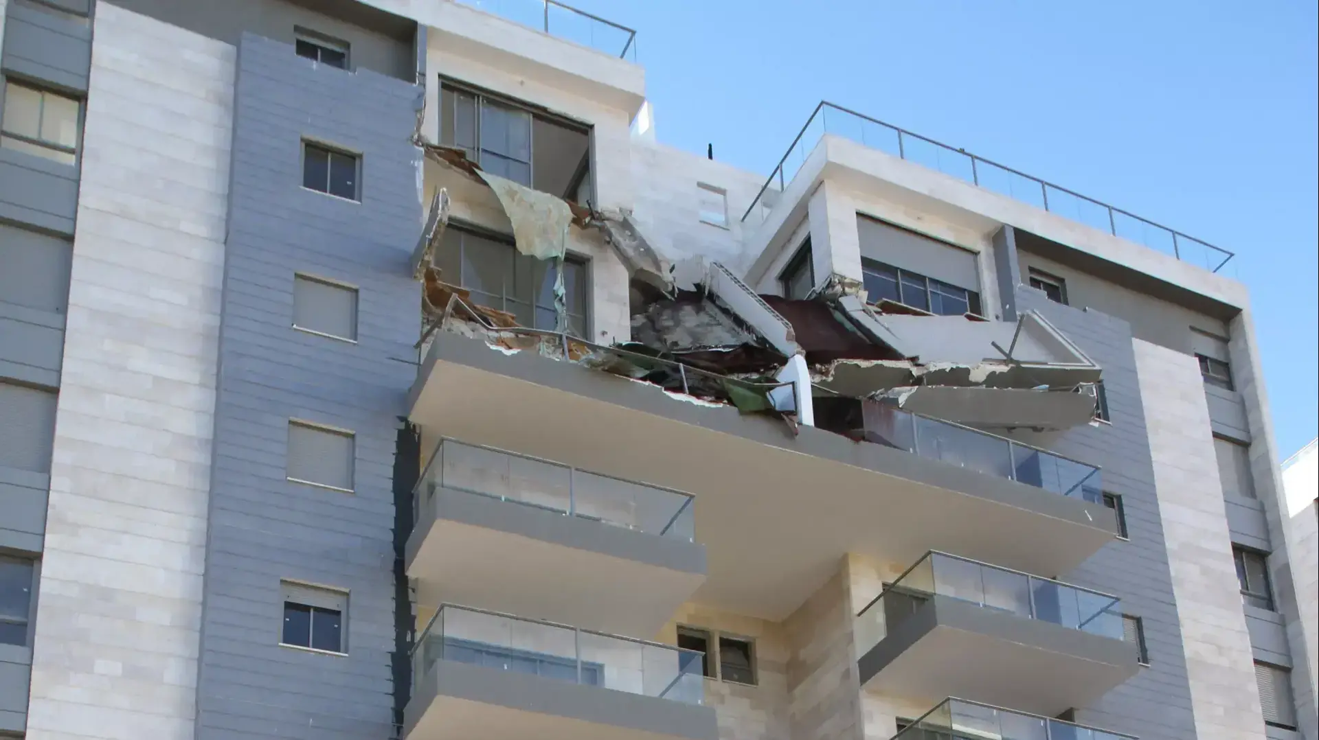 מרפסות קרסו בבניין מגורים בחדרה, 23 בדצמבר 2013