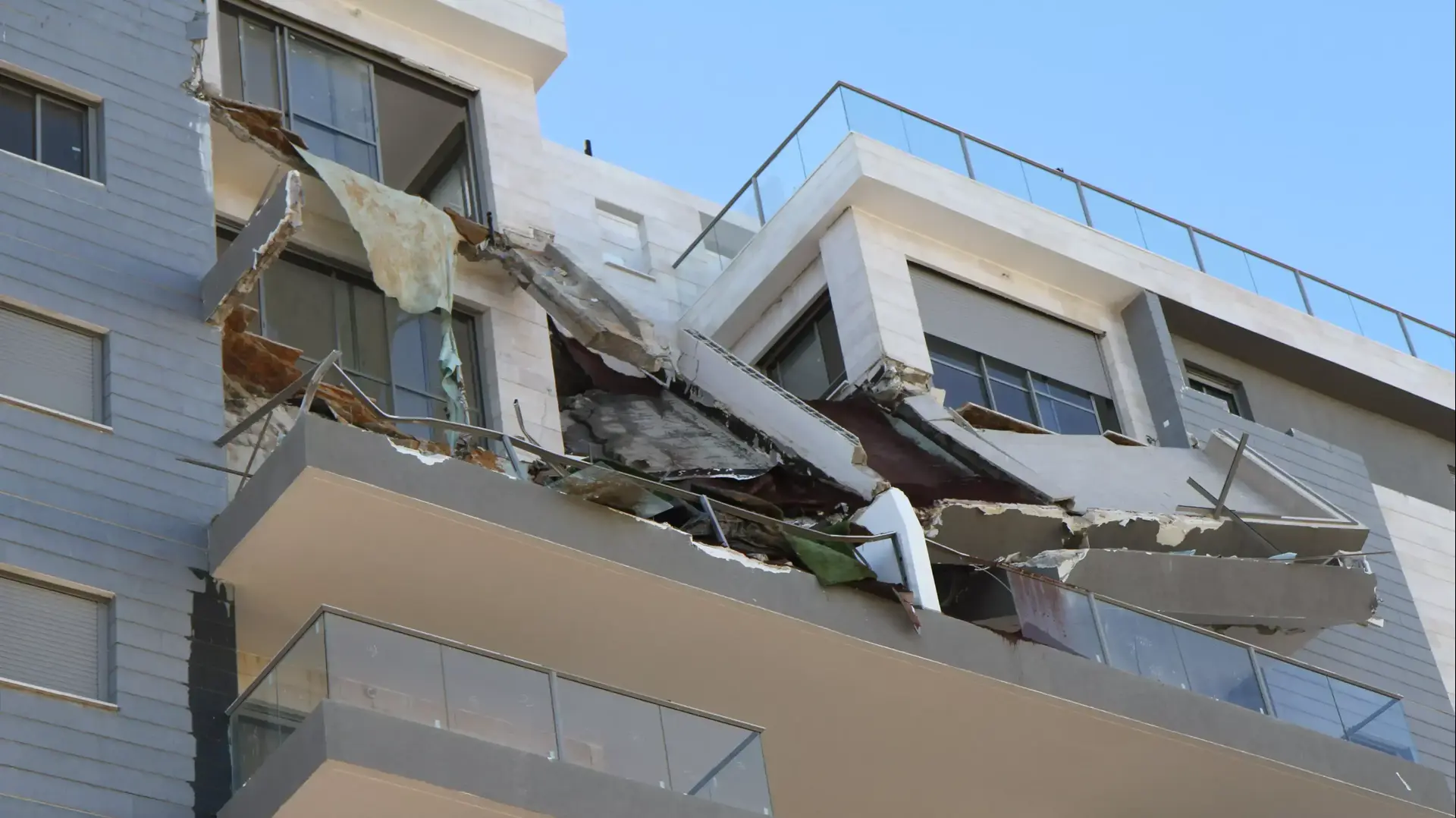 מרפסות קרסו בבניין מגורים בחדרה, 23 בדצמבר 2013