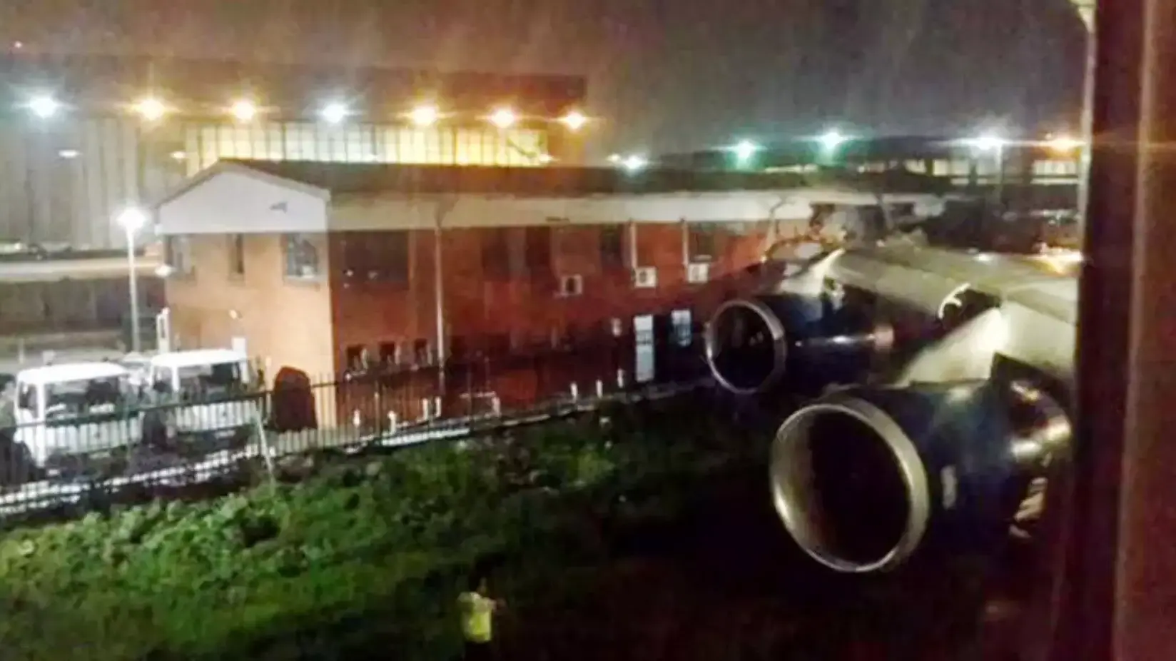 מטוס 747 של בריטיש אירוויז התנגש בבניין בנמל התעופה של דרום אפריקה. דצמבר 2013