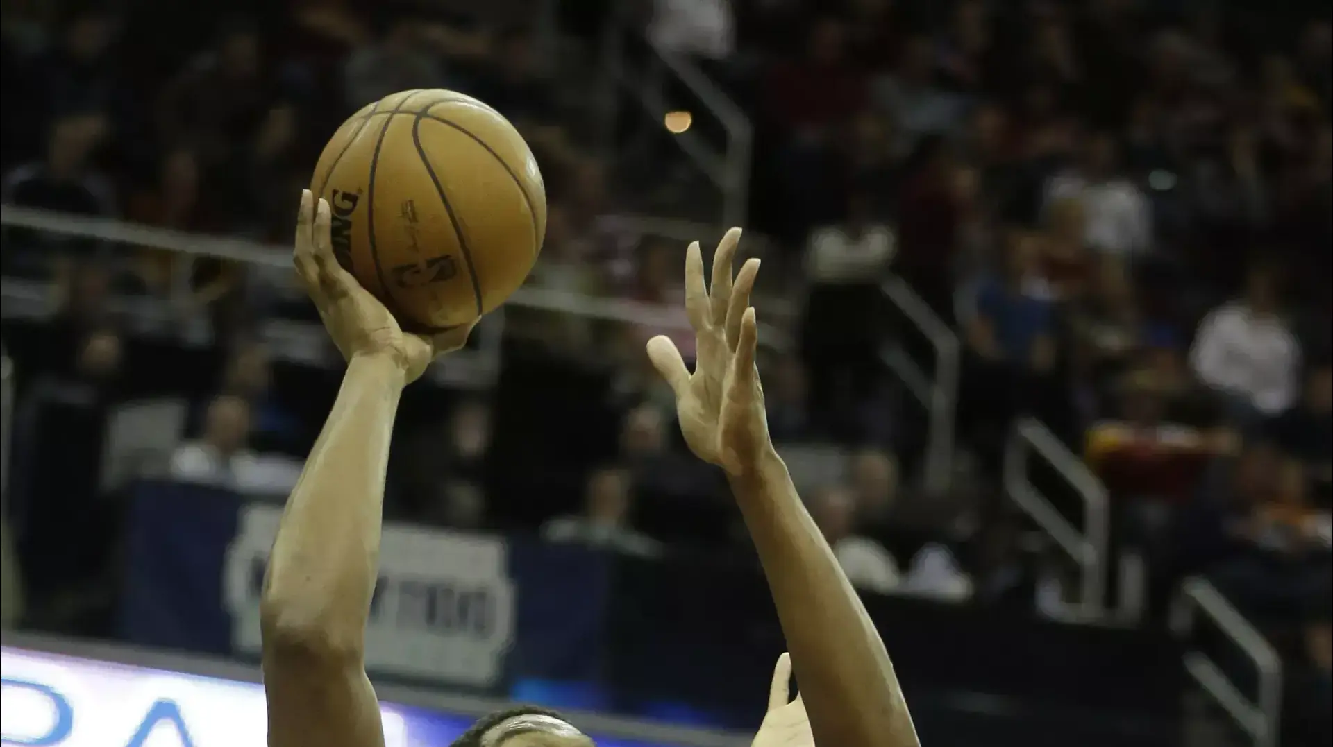סנטר קליבלנד קאבלירס אנדרו ביינום (שמאל) סנטר קליבלנד קאבלירס אנדרו ביינום (שמאל)