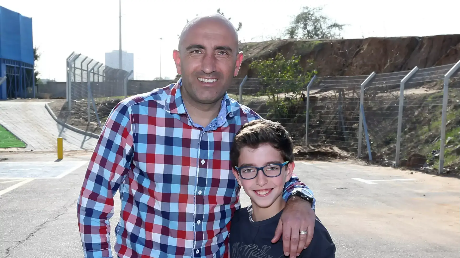בלם העבר של ברצלונה אבלארדו עם בנו במתחם האימונים בקריית שלום בלם העבר של ברצלונה אבלארדו עם בנו במתחם האימונים בקריית שלום