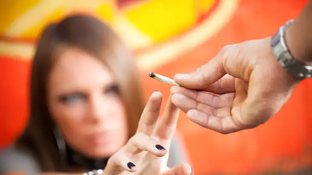 אילוסטרציות בני נוער מעשנים
