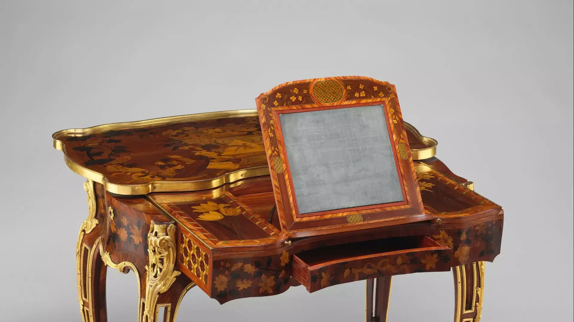 מתוך התערוכה: ההיסטוריה של שולחנות איפור (The History of Dressing Table),מוזיאון המטרופוליטן לאמנות, ניו יורק