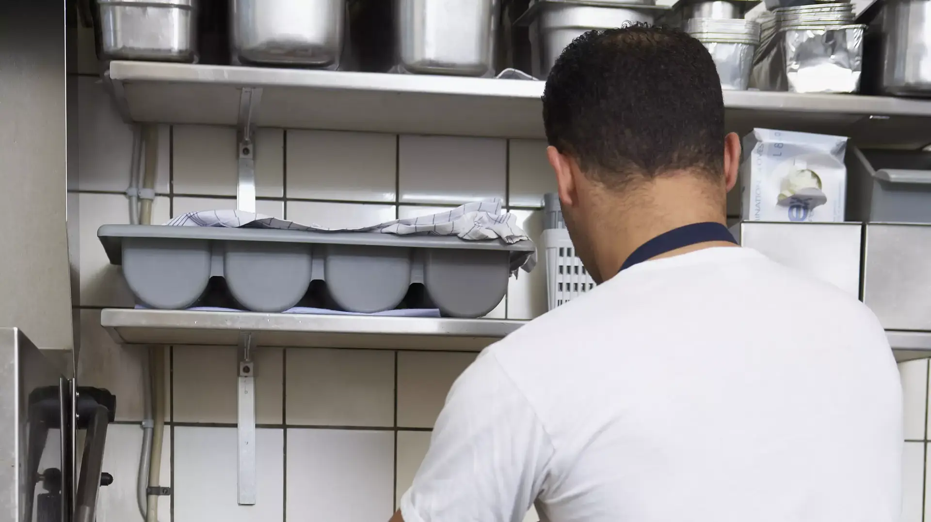 שביתת הפליטים פוגעת ב מחלקות שטיפת הכלים והניקיון במלונות ובמסעדות. ינואר 2013