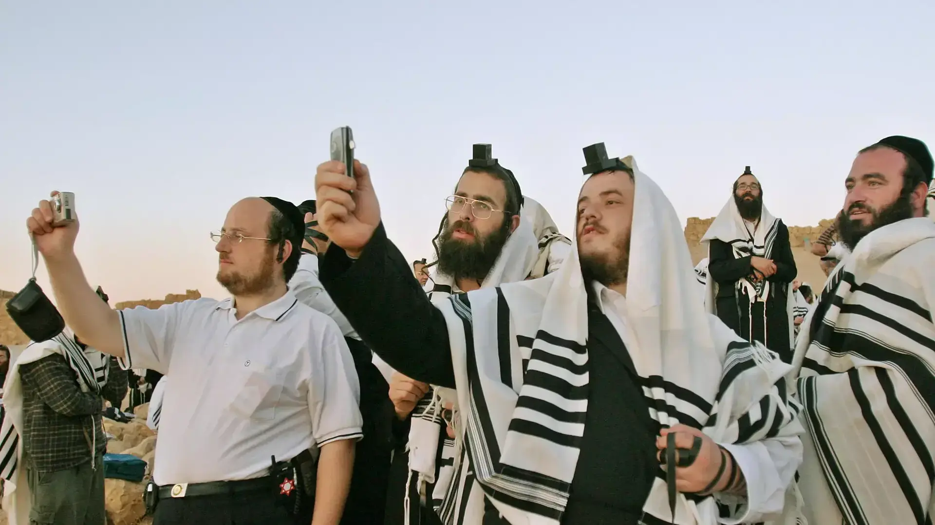 חרדים עם טלפון נייד