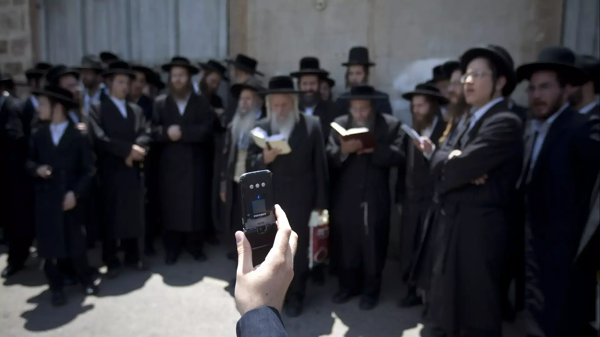 חרדים עם טלפון נייד