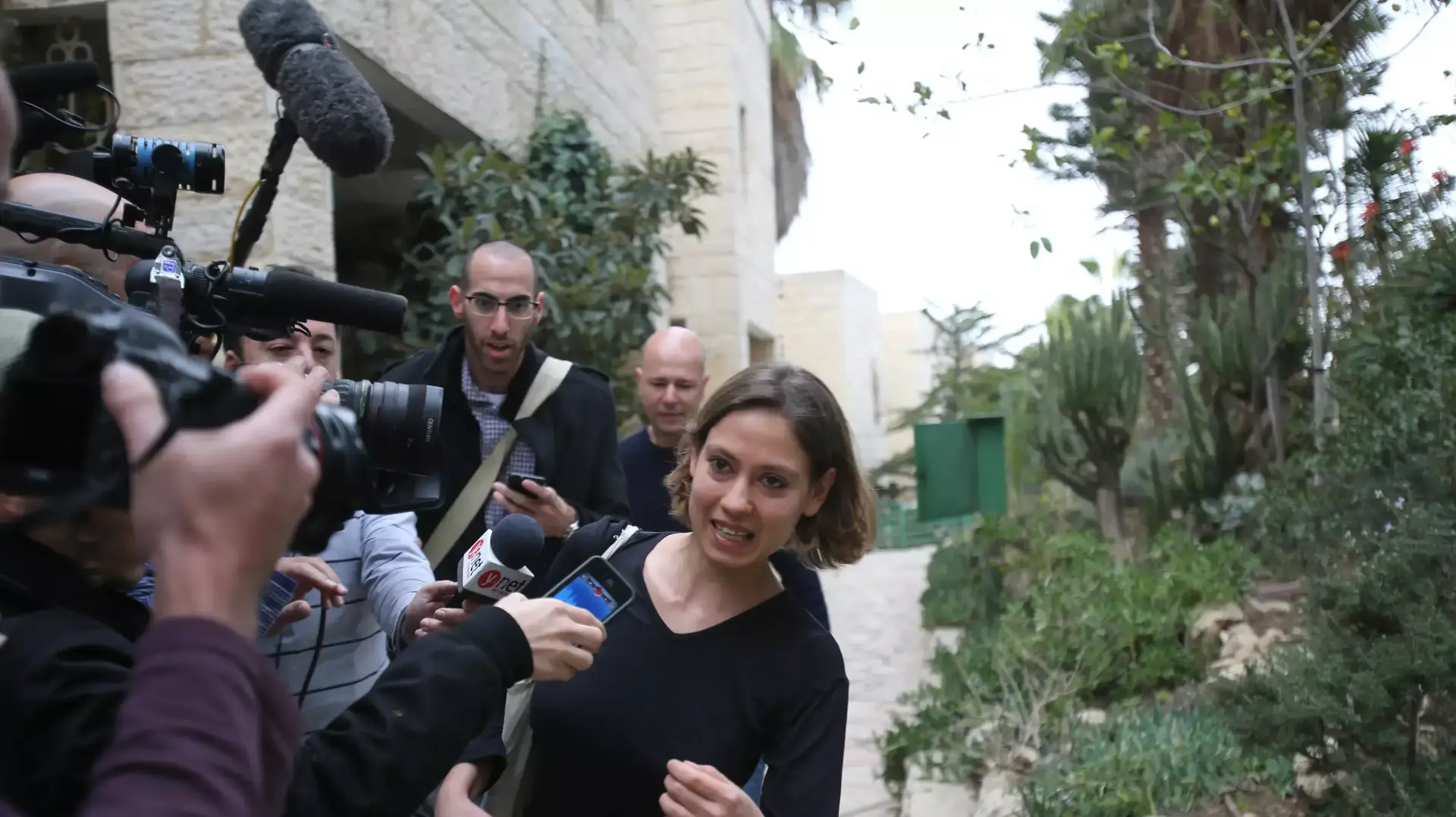 ענת קם מגיעה לביתה בירושלים לאחר שחרורה מכלא נווה תרצה, ינואר 2014