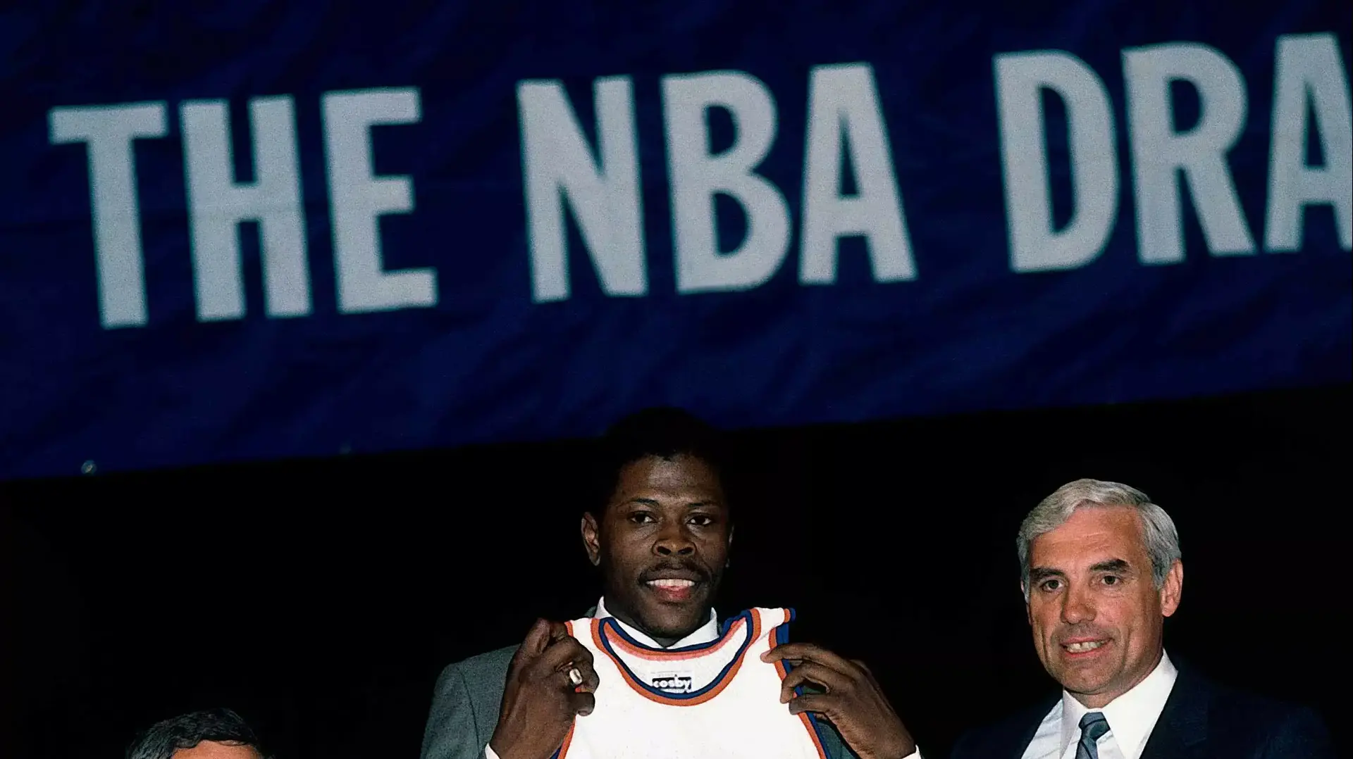 פטריק יואינג עם קומישינר ה-NBA  דיוויד סטרן וה-GM  של ניו יורק ניקס דייב דה-בושר