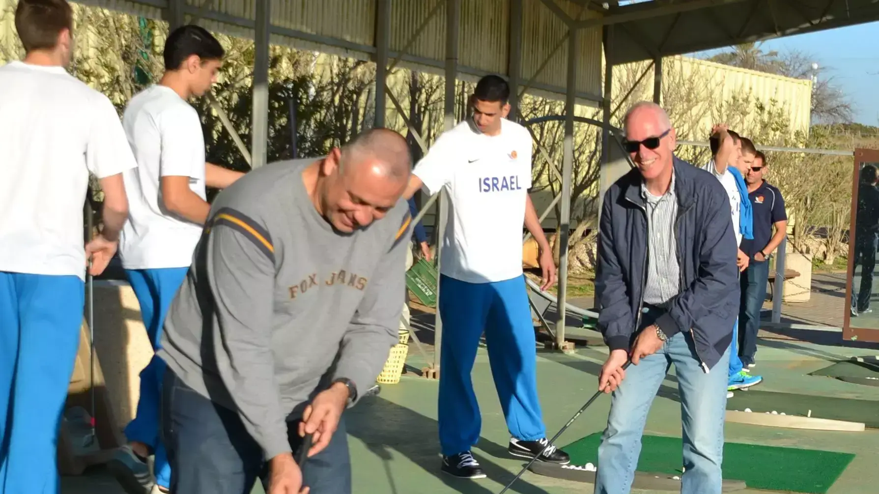 אריק שיבק מבקר עם האקדמיה לכדורסל במועדון הגולף בגעש