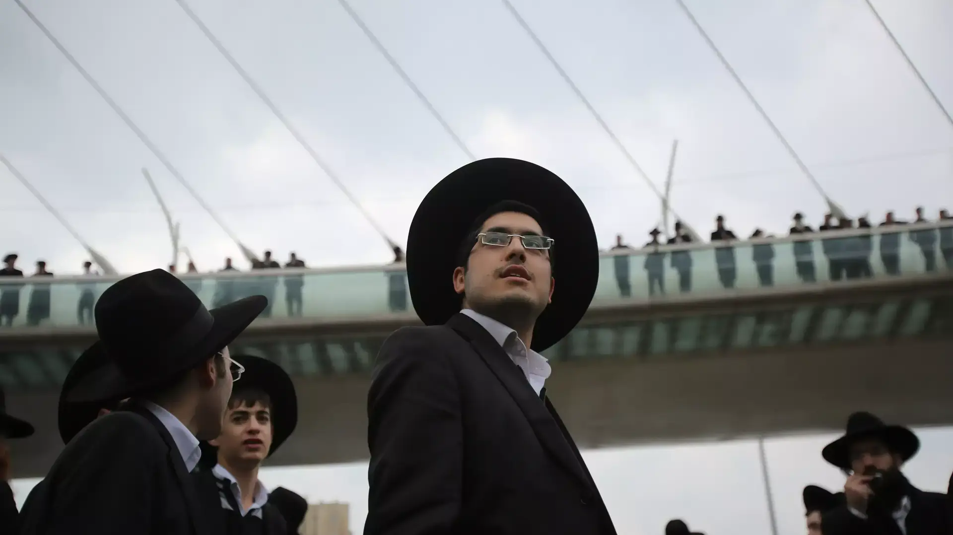המחנה הקיצוני בציבור הליטאי מפגין בגשר המיתרים בירושלים במחאה על מעצרו של מסורב גיוס שנשפט ל 5 ימי מעצר. פברואר 2014