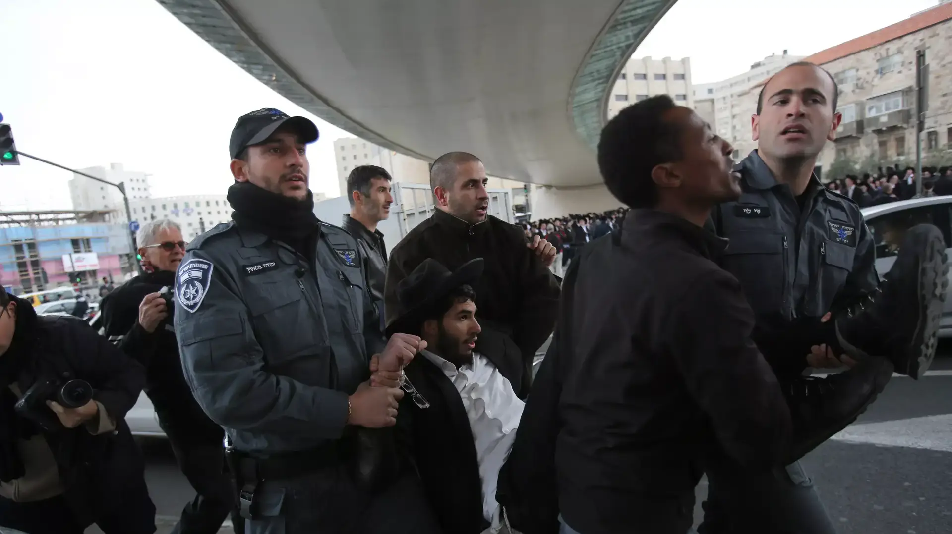 המחנה הקיצוני בציבור הליטאי מפגין בגשר המיתרים בירושלים במחאה על מעצרו של מסורב גיוס שנשפט ל 5 ימי מעצר. פברואר 2014