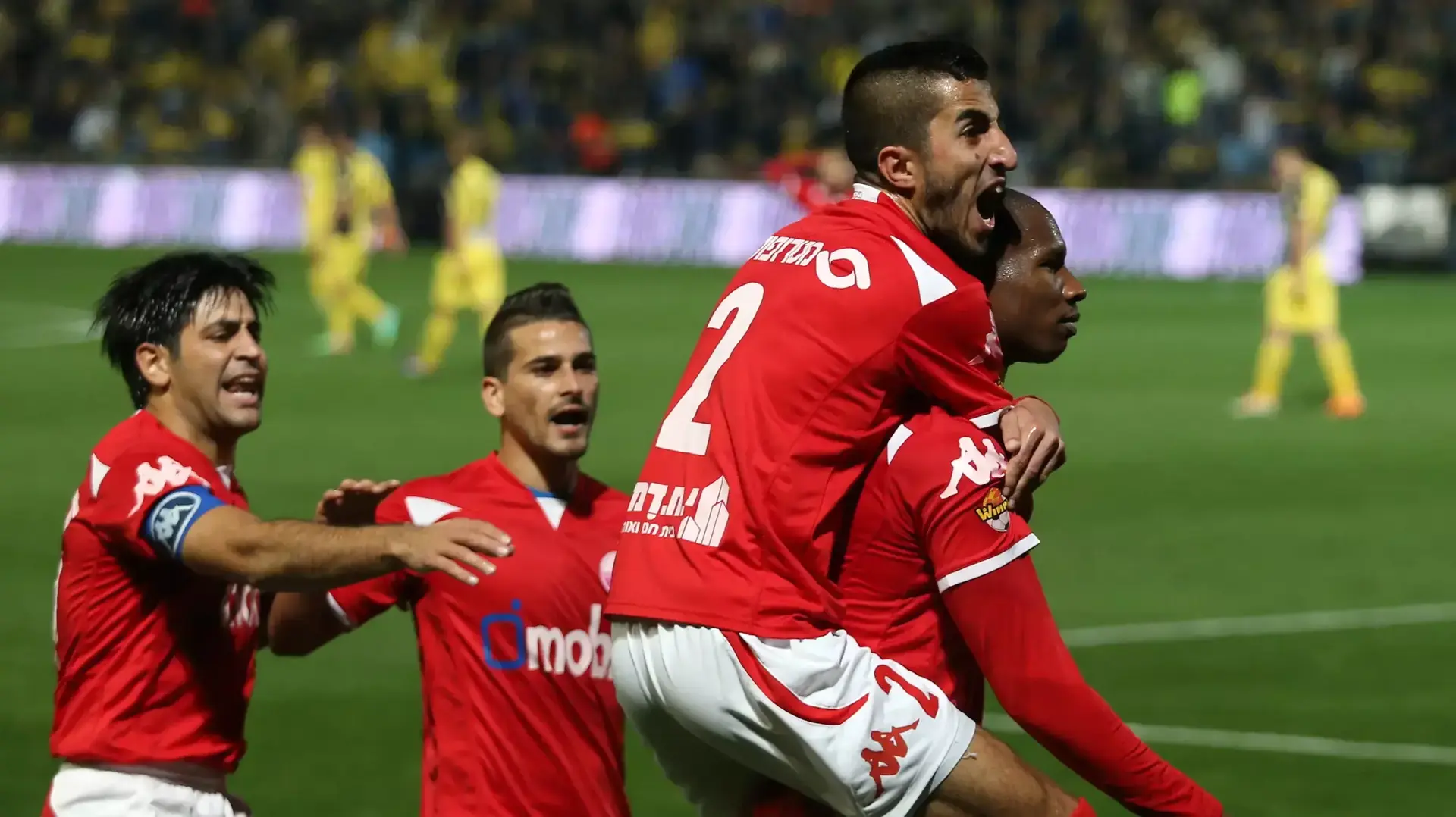 שחקני הפועל באר שבע חוגגים עם גליינור פלט (מימין)