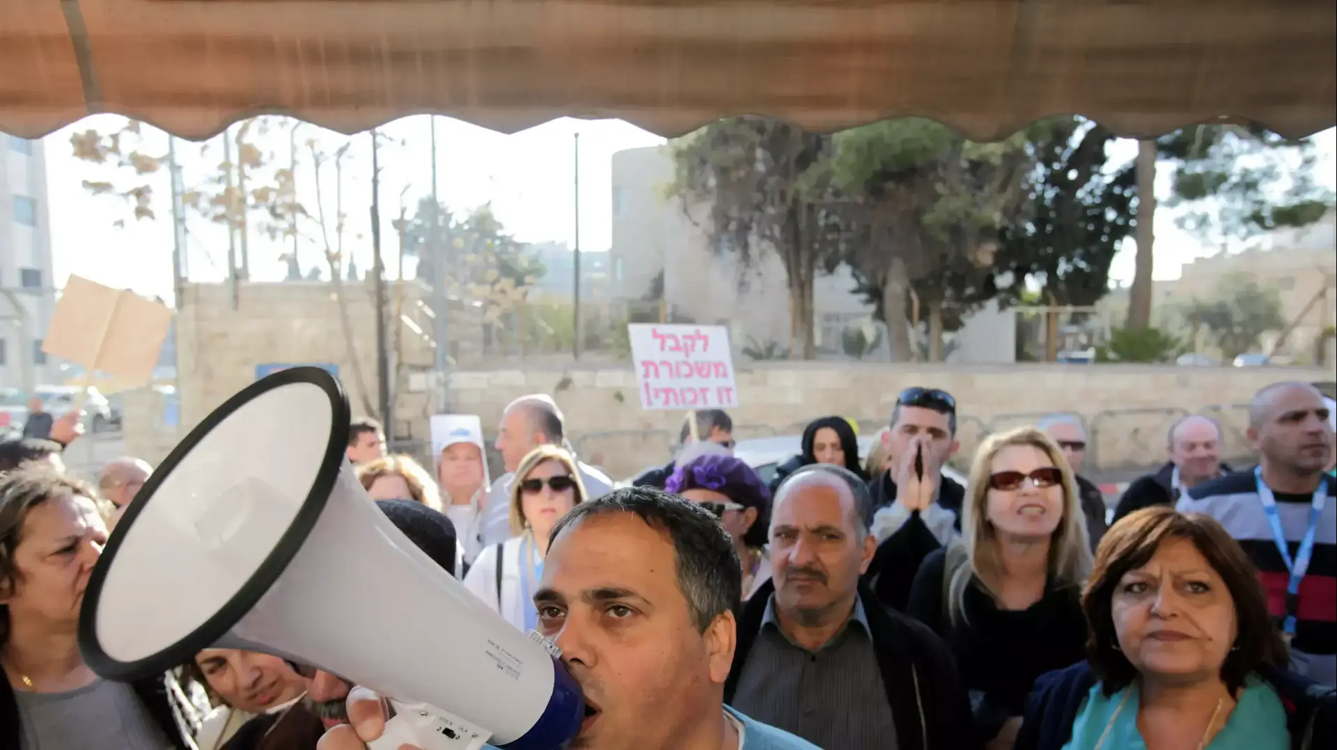 עובדי בית החולים הדסה מוחים מול בית המשפט המחוזי בירושלים, ינואר 2014