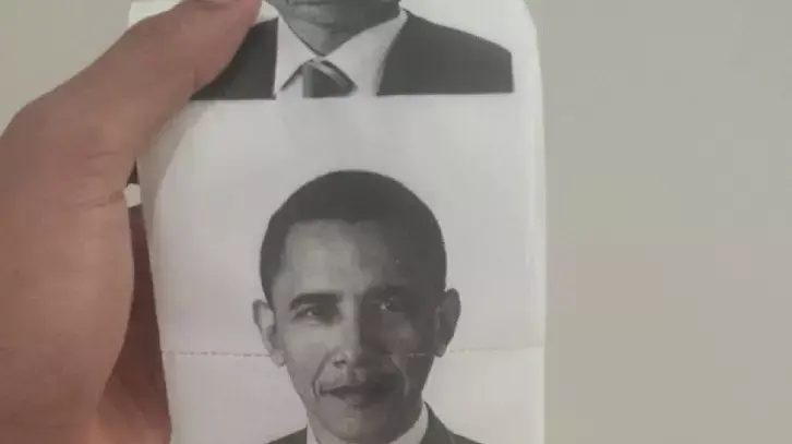 ניר טואלט עם דיוקנו של ברק אובמה, מתוך האינסטגרם של אוואן טרנר