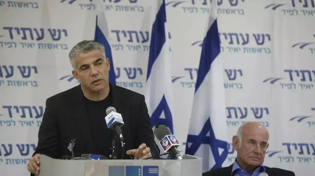 יאיר לפיד במסיבת עיתונאים של "יש עתיד", פברואר 2014
