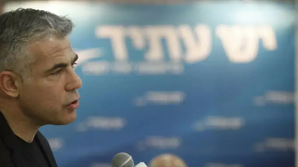 יאיר לפיד במסיבת עיתונאים של "יש עתיד", פברואר 2014
