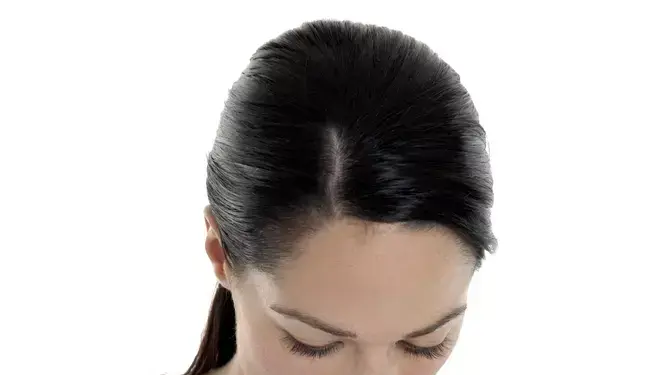 נערה מודאגת מחזיקה ערכה לבדיקת הריון
