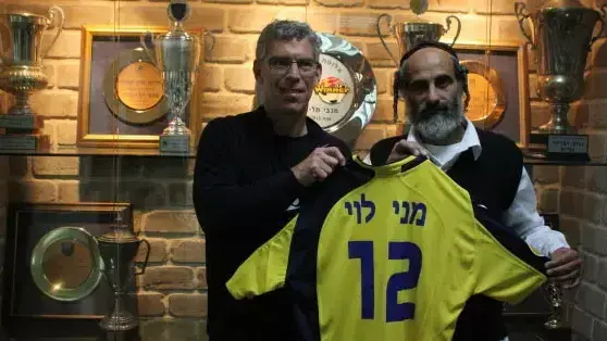 אחיו של מני לוי יחד עם הבעלים של מכבי תל אביב מיטש גולדהאר