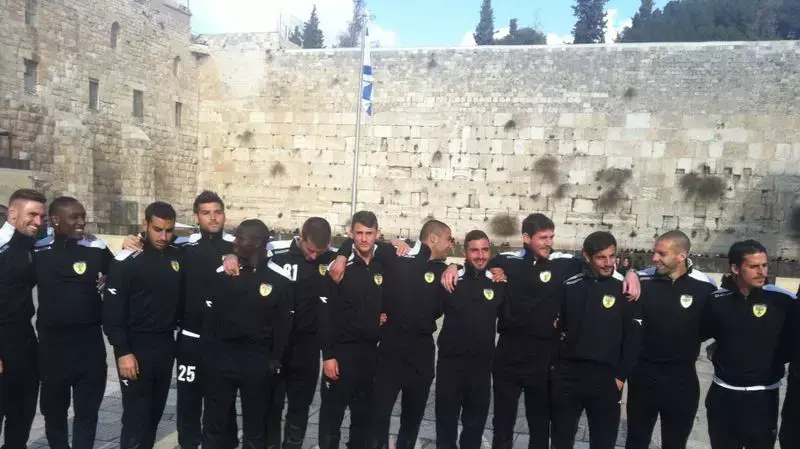 שחקני בית"ר ירושלים מבקרים בכותל המערבי שחקני בית"ר ירושלים מבקרים בכותל המערבי