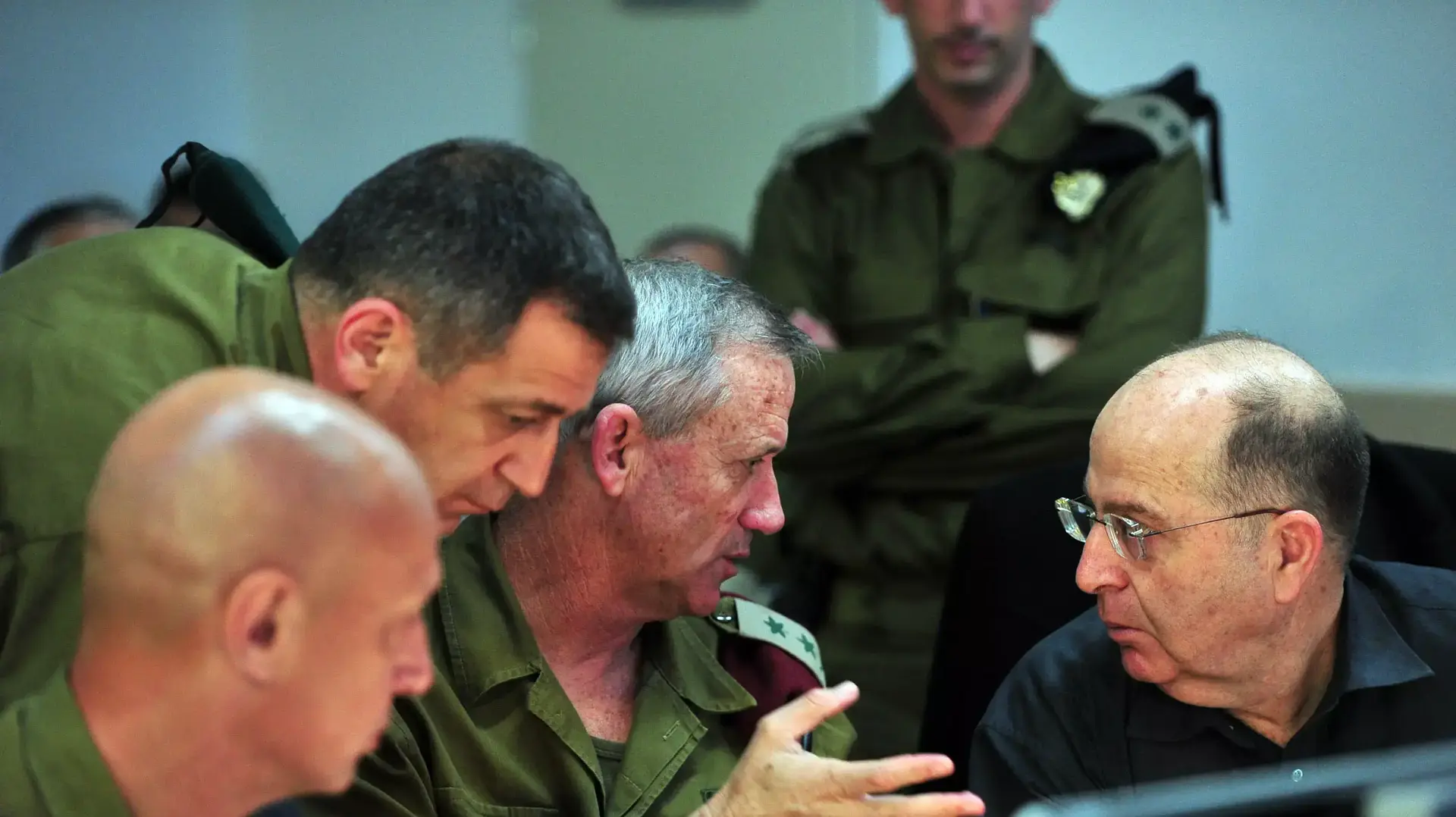 הרמטכ"ל בני גנץ, ושר הביטחון, משה יעלון, בחמ"ל חיל הים בעת השתלטות לוחמי השייטת על ספינת הנשק האיראנית, מרץ 2014