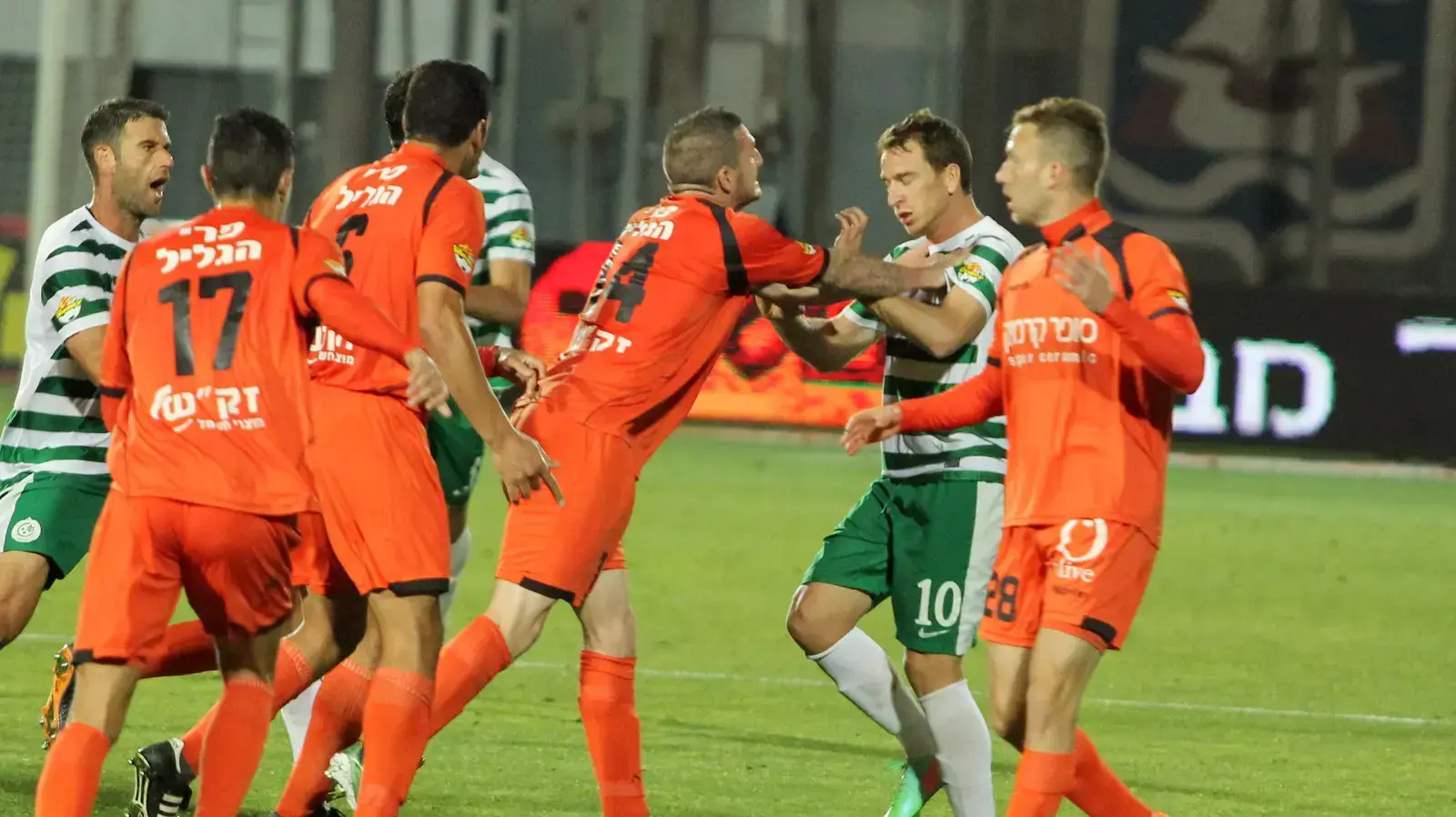 רובן ראיוס שחקן מכבי חיפה אחרי העבירה על רפי דהן שחקן בני יהודה