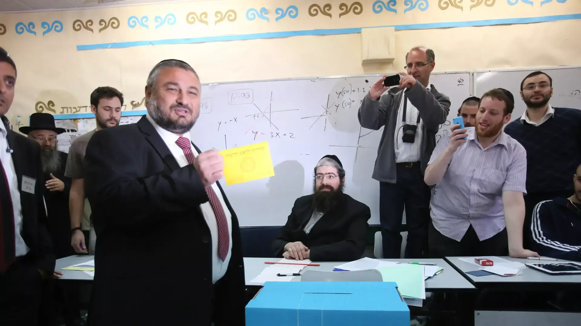 משה אבוטבול המועמד החרדי בבית שמש מצביע בקלפי, מרץ 2014