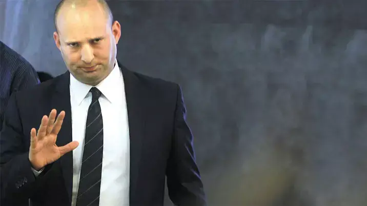 נפתלי בנט בכניסה לישיבת הממשלה. יולי 2013