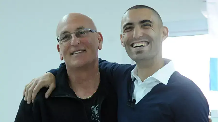 עומר גולן, מימין
