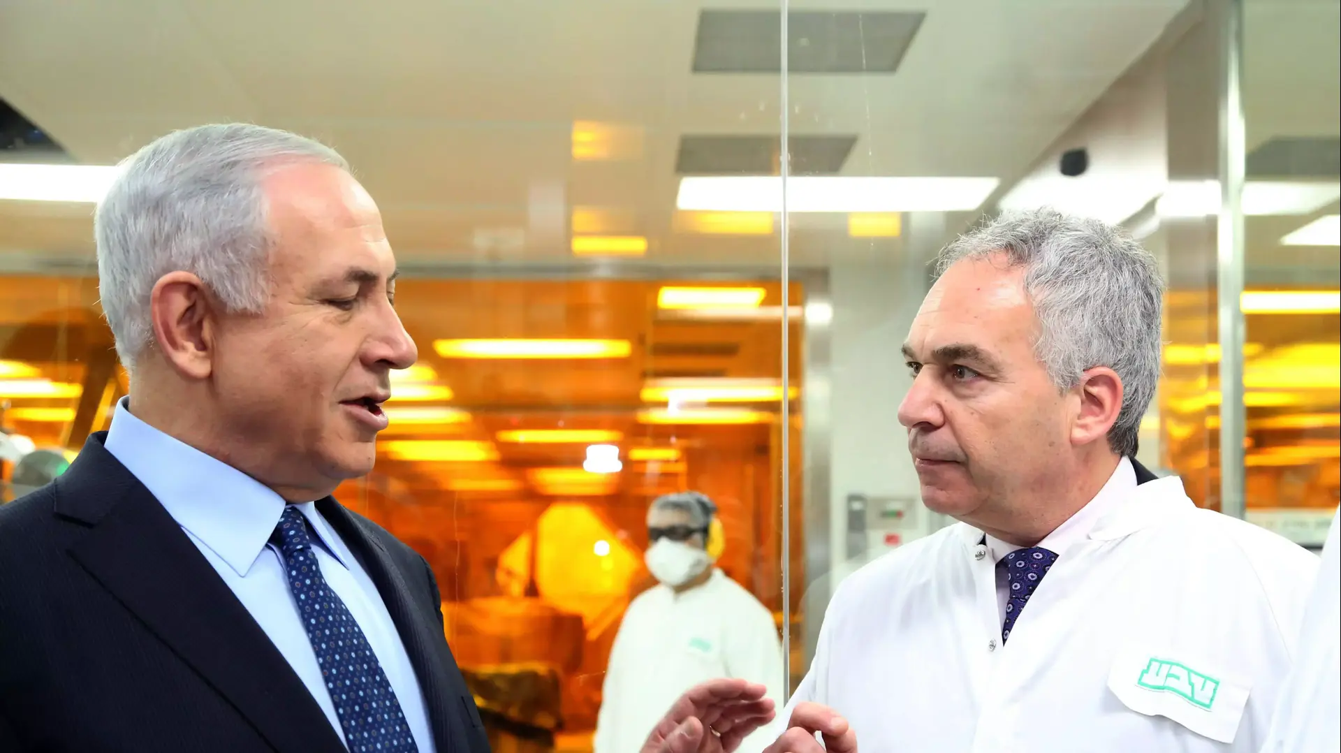 ארז ויגודמן נשיא ומנכ"ל טבע ורוה"מ בנימין נתניהו בסיור במפעל הטבליות של טבע. מרץ 2014