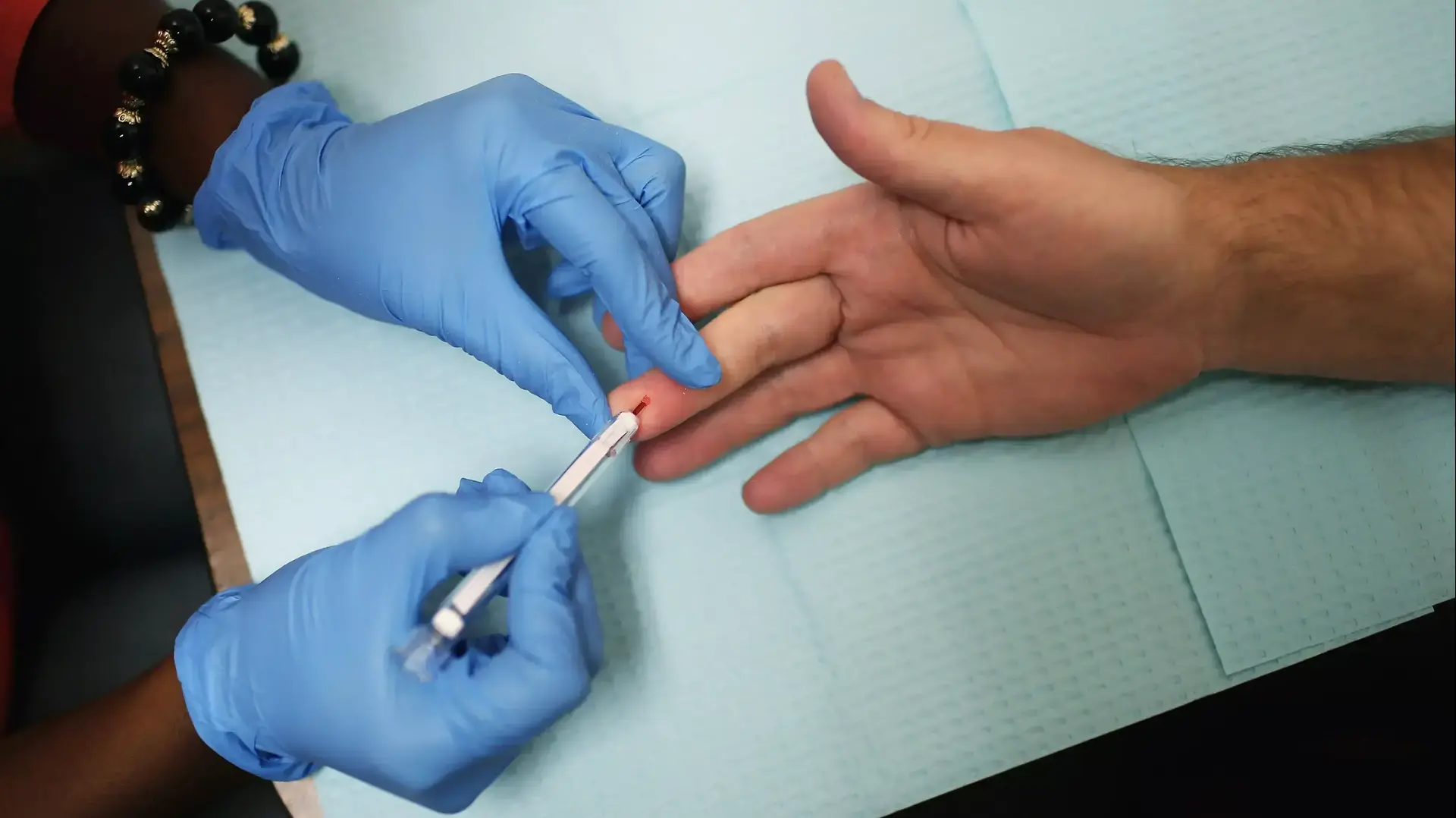 אדם נותן דם לבדיקה לגילוי HIV. וושינגטון הבירה, 2012