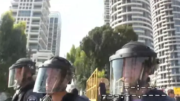תיעוד: לוחמי מג"ב פושטים על שכונת גבעת עמל