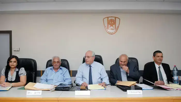 דייני בית הדין של ההתאחדות לכדורגל, מימין לשמאל: אסף הדסי, בן ציון פרחי, יהושע גלברד, בן ציון כהן ואורטל קליין