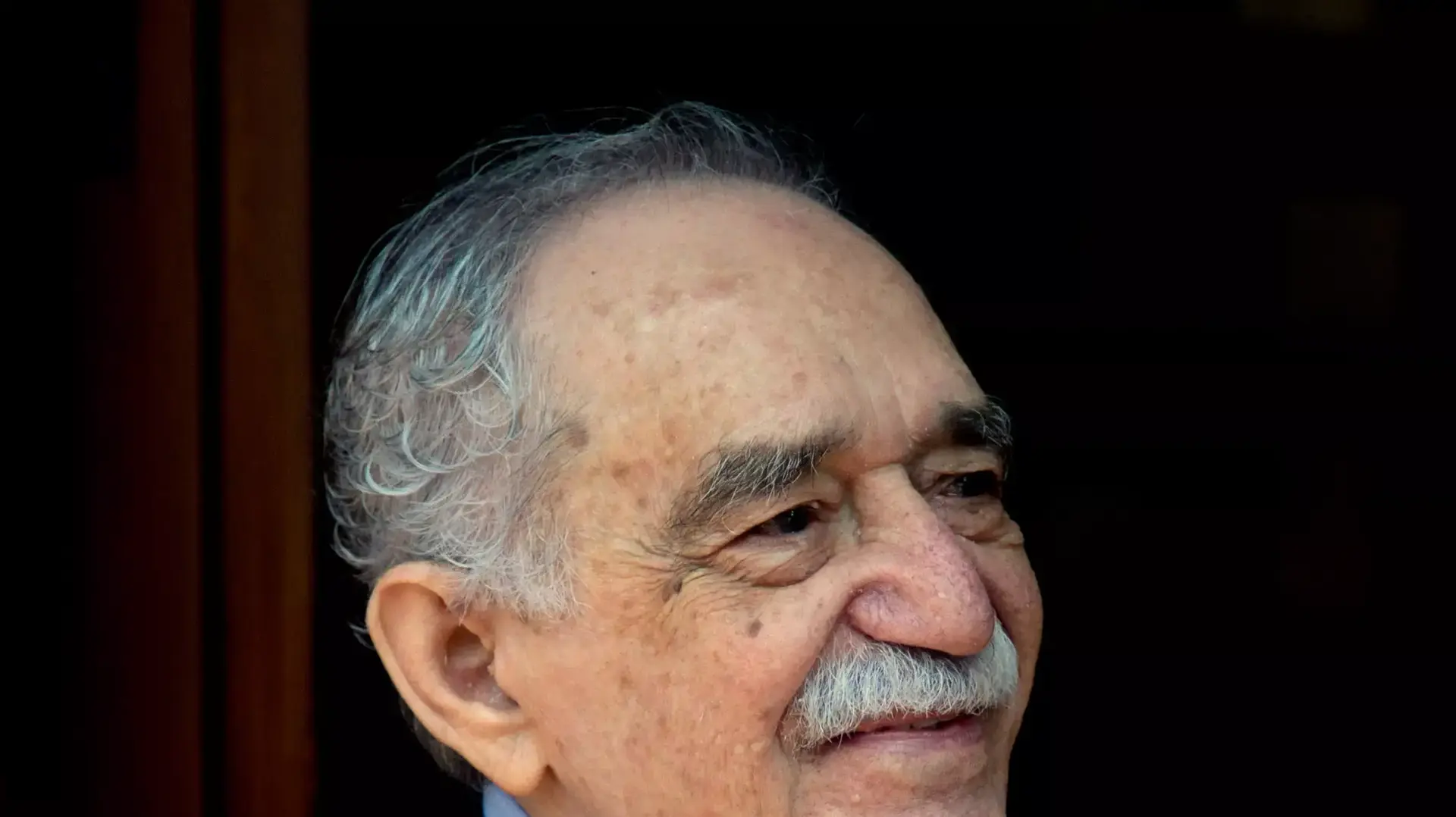 הסופר הקולומביאני גבריאל גרסיה מרקס בפתח ביתו במקסיקו סיטי, ביום הולדתו ה-87, מרץ 2014