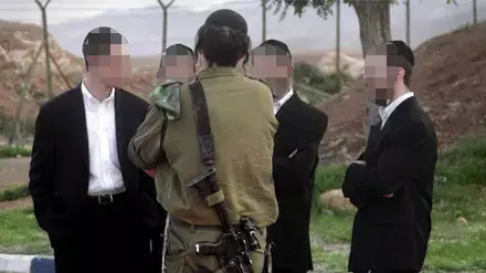 חייל צה"ל  חרדי ביחד עם חרדים בבקעת הירדן לפני מסיבת הכנסת ספר תורה חדש לבסיס