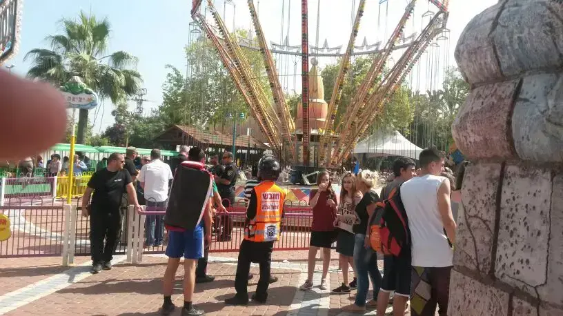 ילדים בלונה פארק תל אביב נפגעו ככל הנראה מתקלה שהתרחשה במתקן הקרוסלה. אפריל 2014