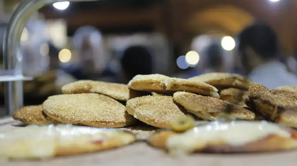 מאפיית אבולעפיה בתל אביב בצאת חג הפסח, אפריל 2014