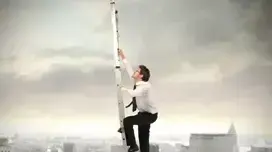 איש מטפס על סולם